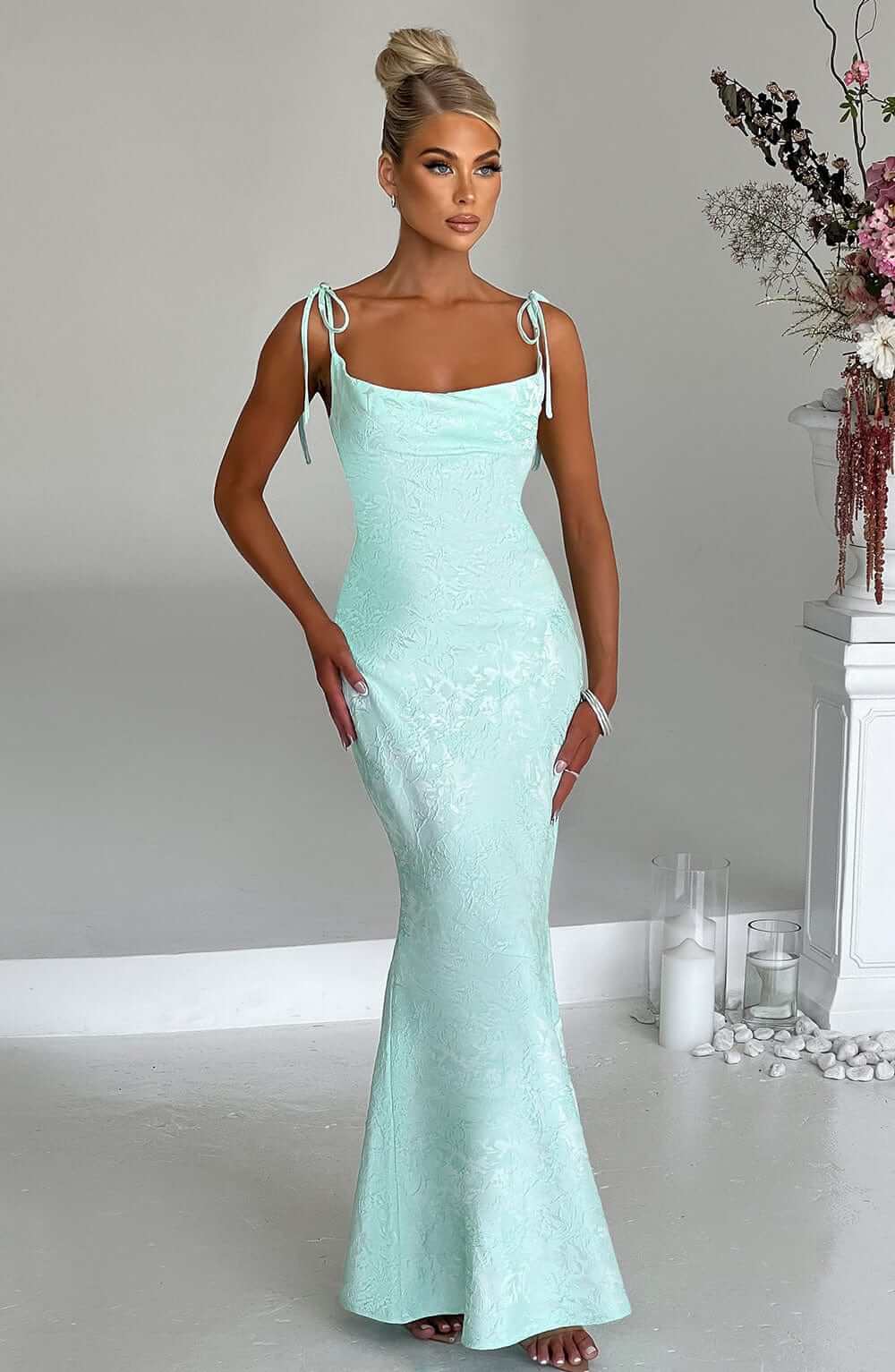 Elegantes Maxikleid mit Wasserfallausschnitt, Bindebändern und Schnürverschluss am Rücken 0