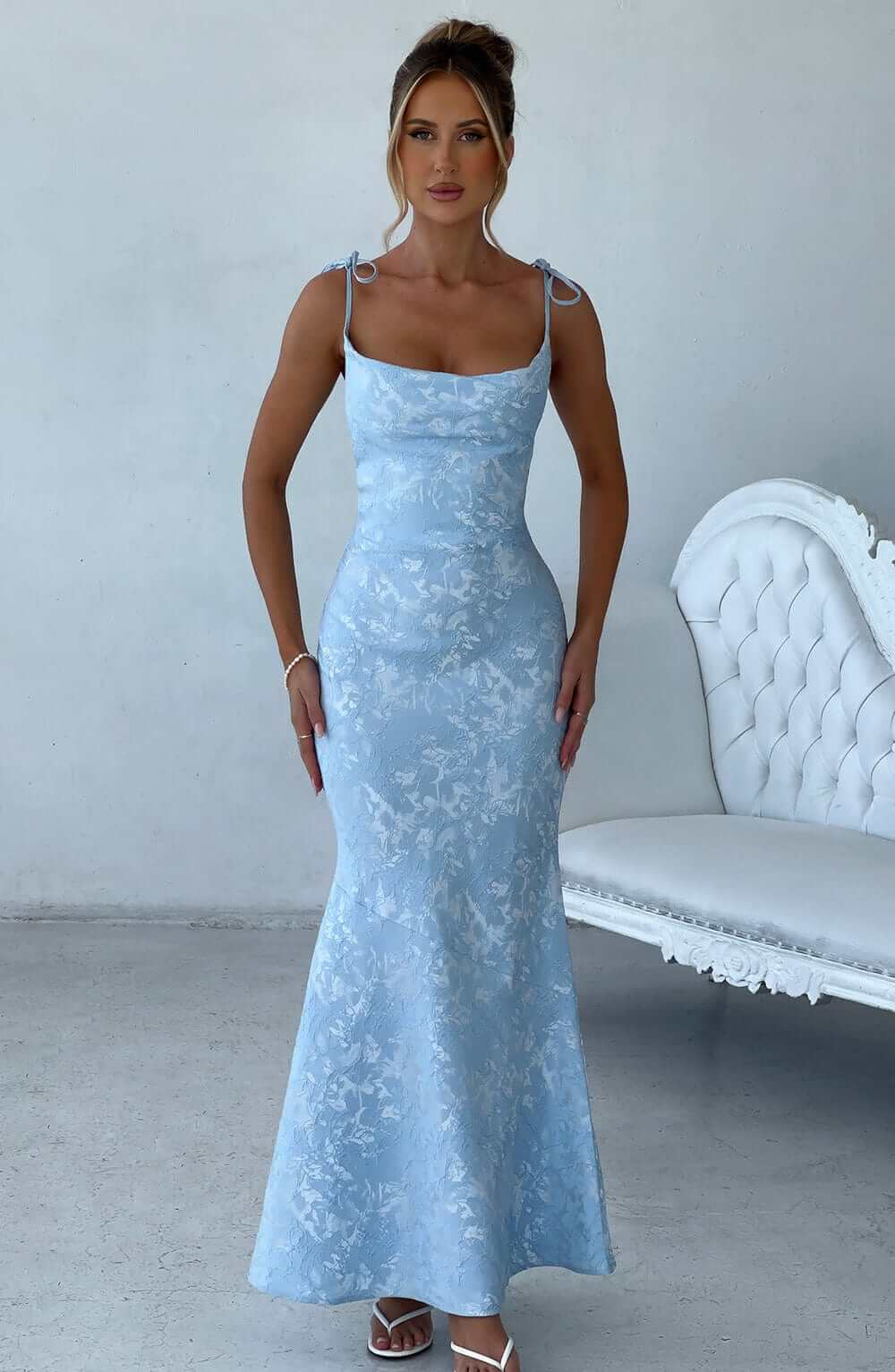 Elegantes Maxikleid mit Wasserfallausschnitt, Bindebändern und Schnürverschluss am Rücken 1