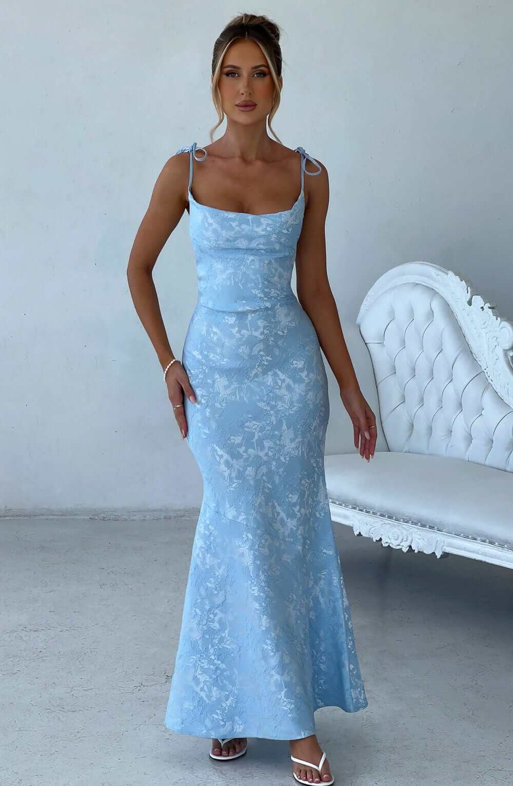 Elegantes Maxikleid mit Wasserfallausschnitt, Bindebändern und Schnürverschluss am Rücken 2