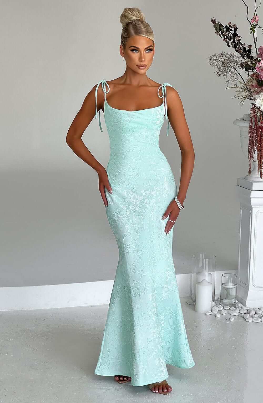 Elegantes Maxikleid mit Wasserfallausschnitt, Bindebändern und Schnürverschluss am Rücken 5