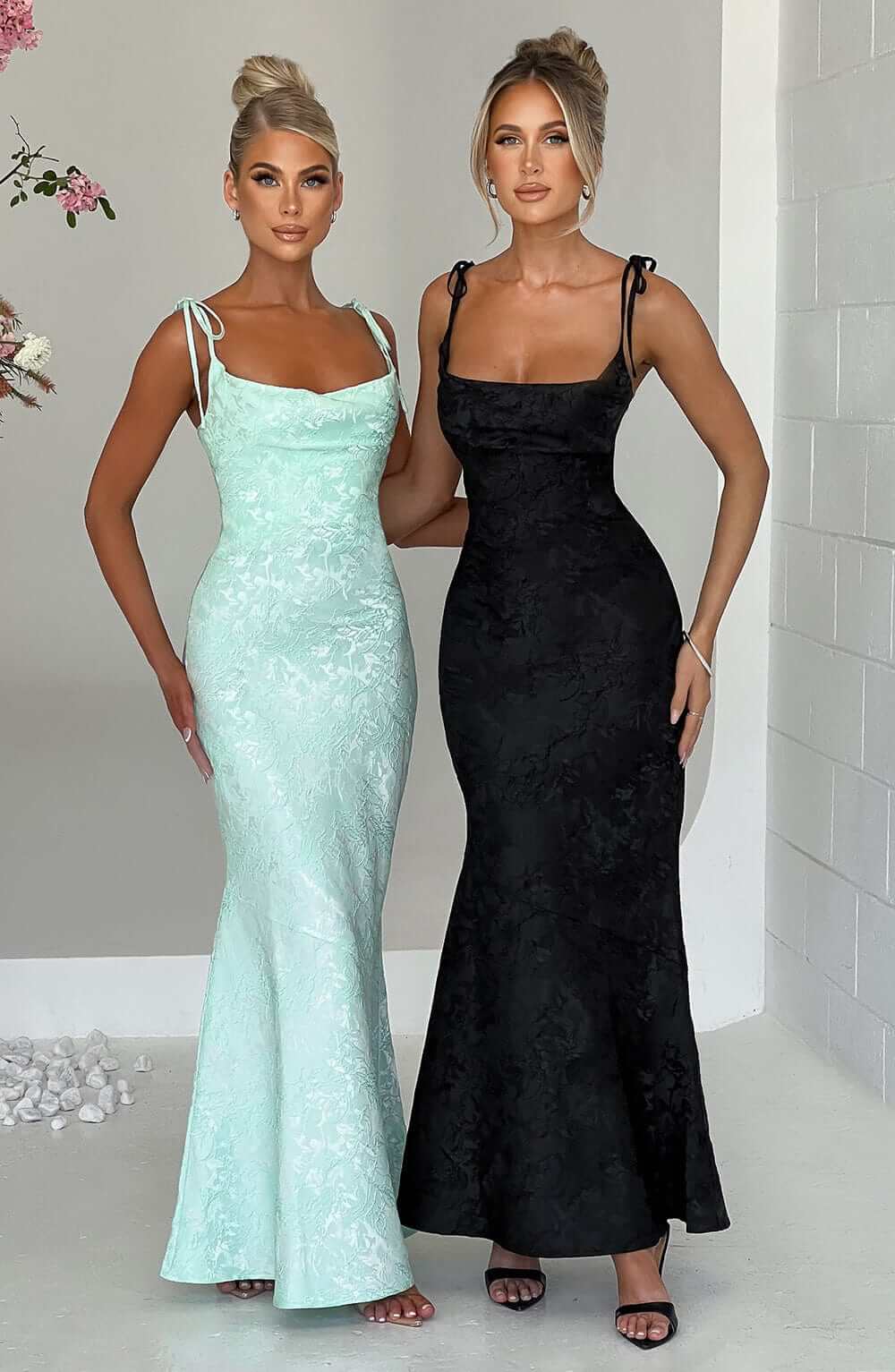 Elegantes Maxikleid mit Wasserfallausschnitt, Bindebändern und Schnürverschluss am Rücken 6