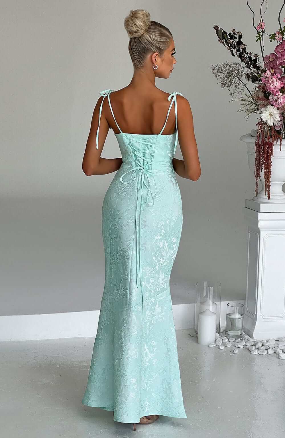 Elegantes Maxikleid mit Wasserfallausschnitt, Bindebändern und Schnürverschluss am Rücken 8