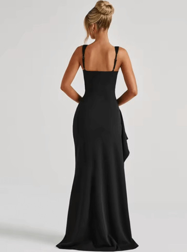 Elegantes Maxikleid mit eckigem Ausschnitt, breiten Trägern und hohem Seitenschlitz. 1