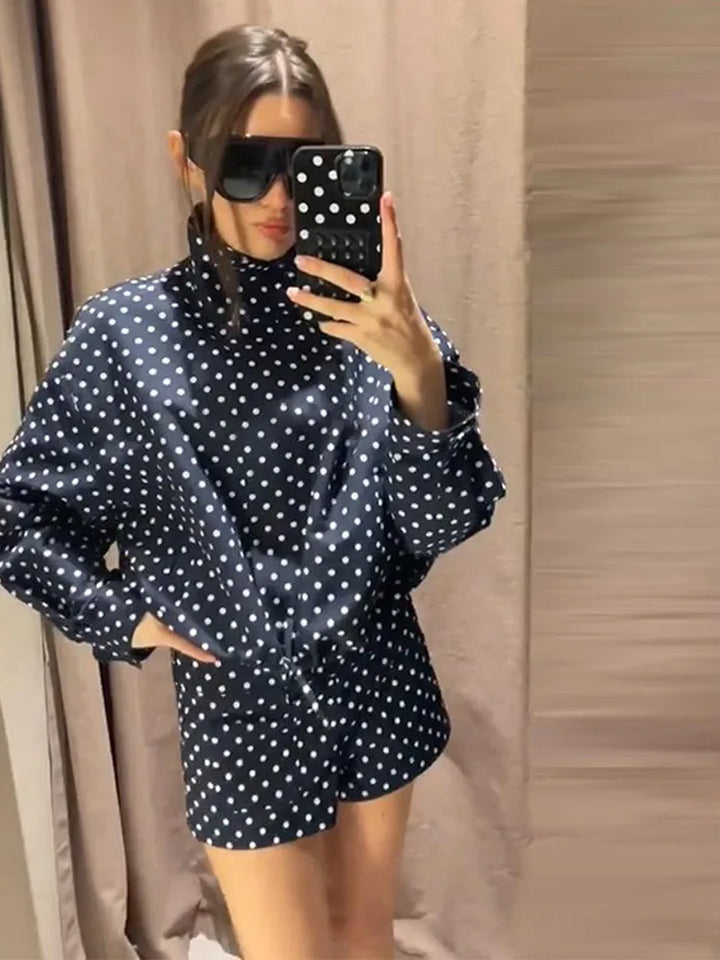 Set damă două piese cu bluză cu mâneci lungi cu buline și pantaloni scurți | Guler înalt