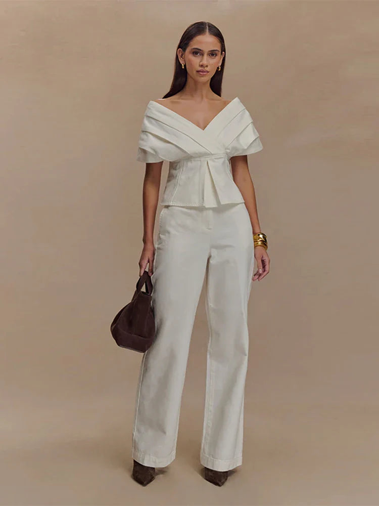 Damski komplet dwuczęściowy | Odsłaniający ramiona top peplum i spodnie o prostych nogawkach | Elegancki nowoczesny styl