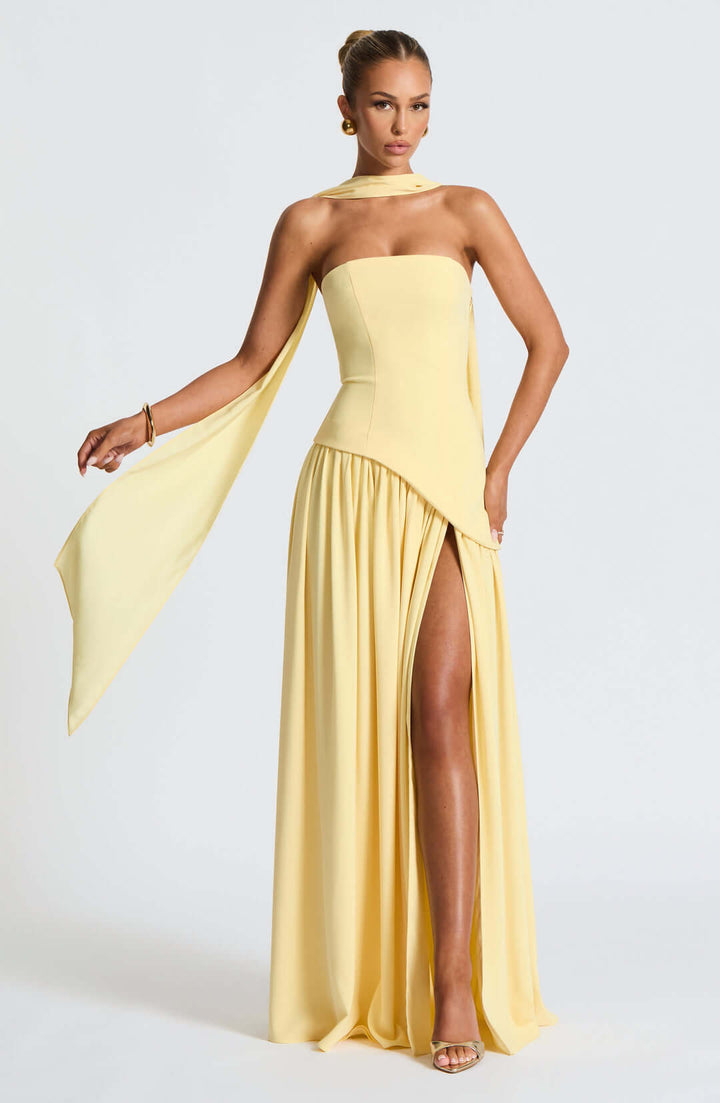 Trägerloses Maxikleid mit Korsett und asymmetrisch drapiertem Rock 0