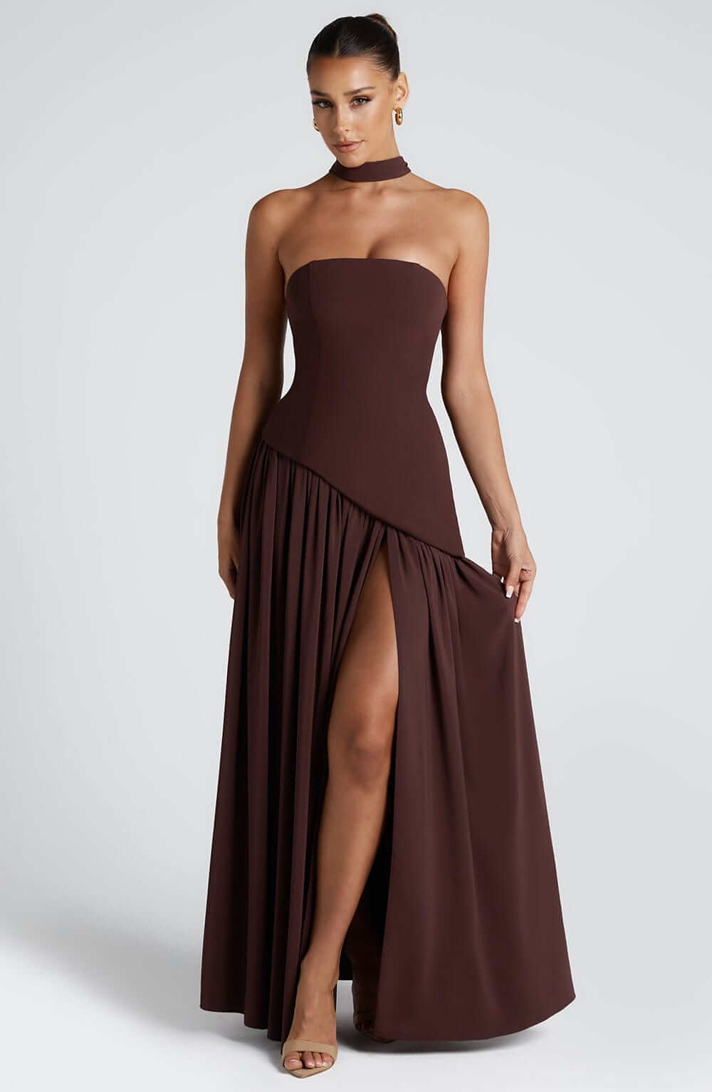 Trägerloses Maxikleid mit Korsett und asymmetrisch drapiertem Rock 1