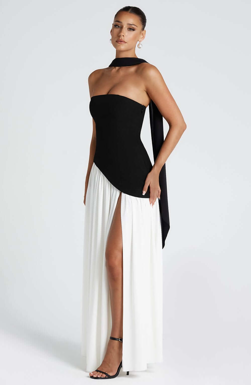 Trägerloses Maxikleid mit Korsett und asymmetrisch drapiertem Rock 2