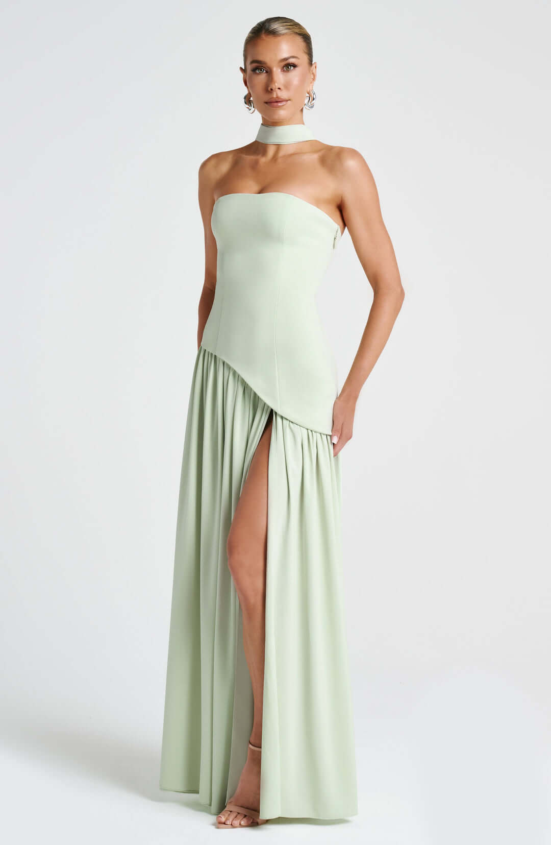 Trägerloses Maxikleid mit Korsett und asymmetrisch drapiertem Rock 3