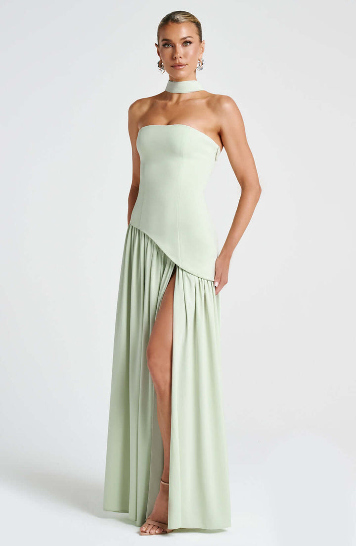 Trägerloses Maxikleid mit Korsett und asymmetrisch drapiertem Rock 3