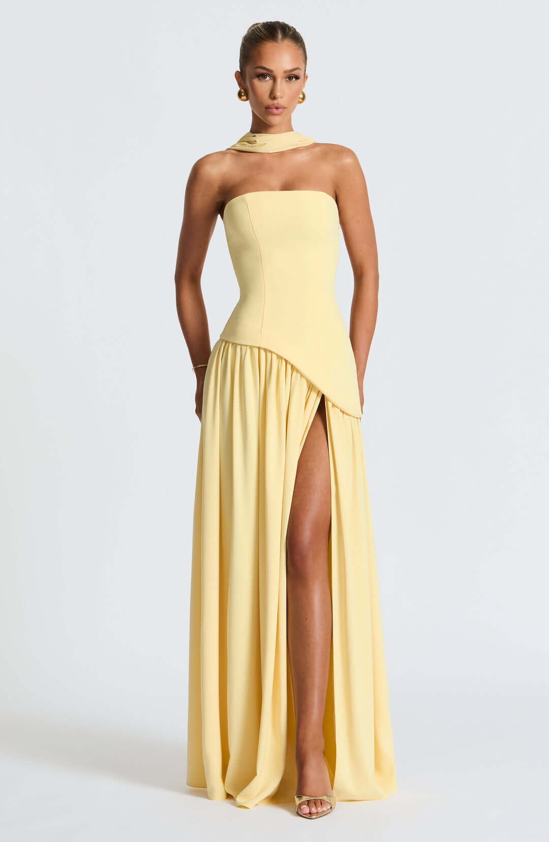 Trägerloses Maxikleid mit Korsett und asymmetrisch drapiertem Rock 4