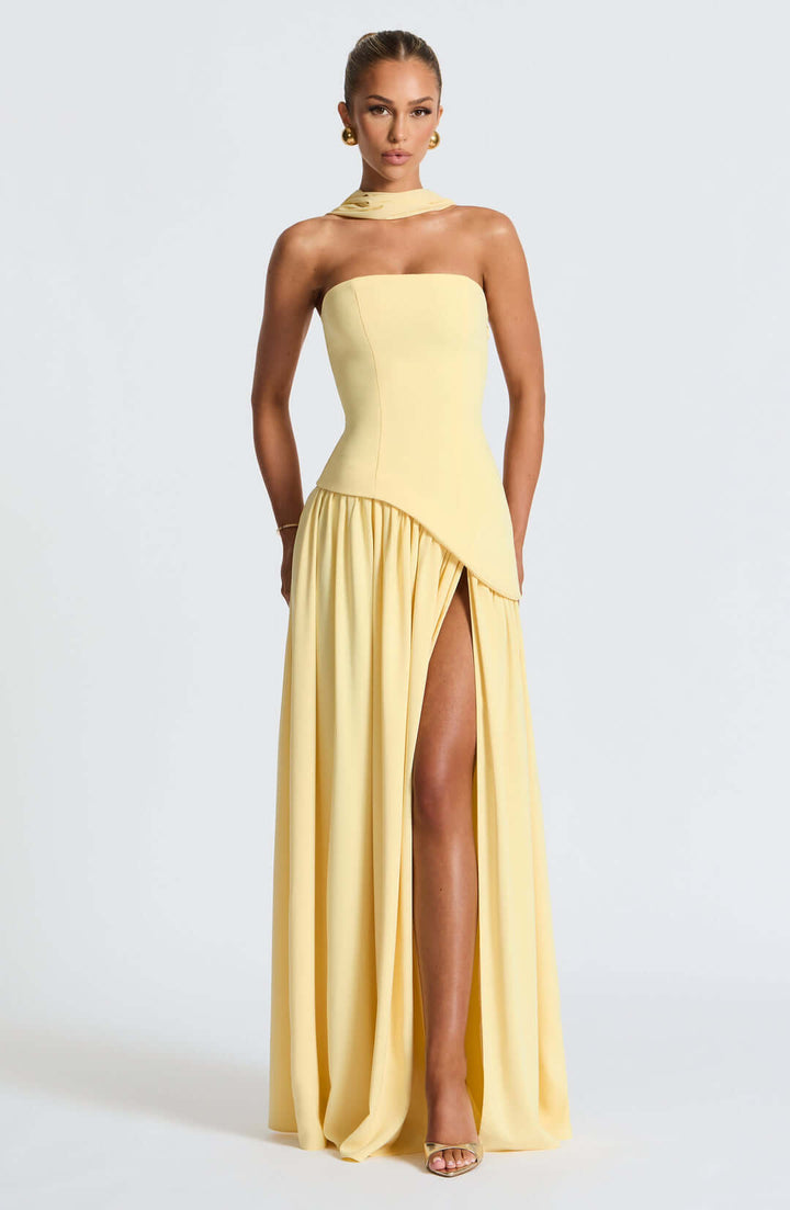 Trägerloses Maxikleid mit Korsett und asymmetrisch drapiertem Rock 4