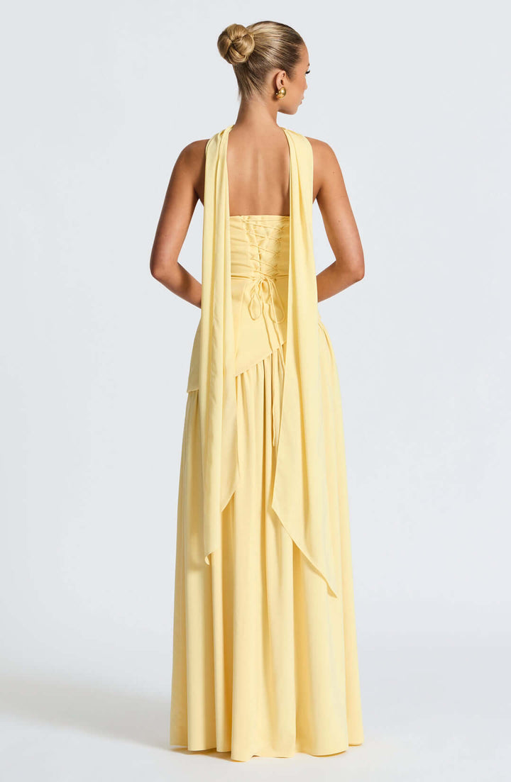 Trägerloses Maxikleid mit Korsett und asymmetrisch drapiertem Rock 6