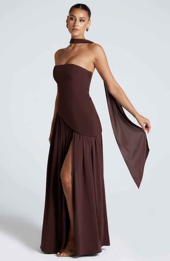 Trägerloses Maxikleid mit Korsett und asymmetrisch drapiertem Rock 7