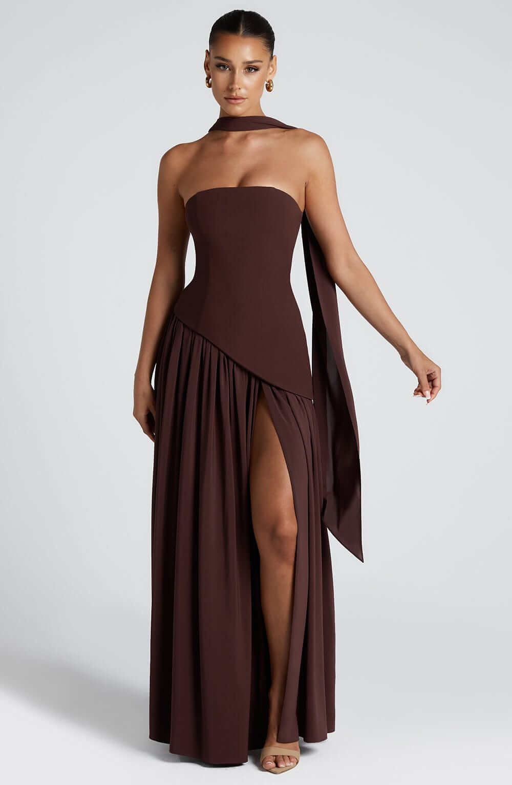 Trägerloses Maxikleid mit Korsett und asymmetrisch drapiertem Rock 8
