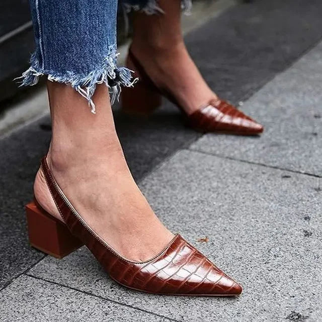 Damskie czółenka na obcasie typu slingback z noskiem w szpic | obcas blokowy