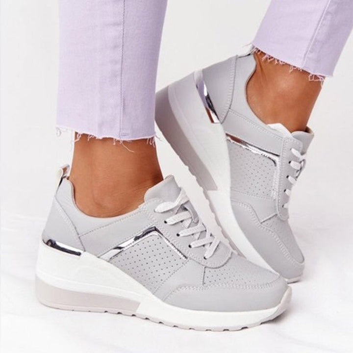 Damskie sneakersy sznurowane na platformie | Perforowane
