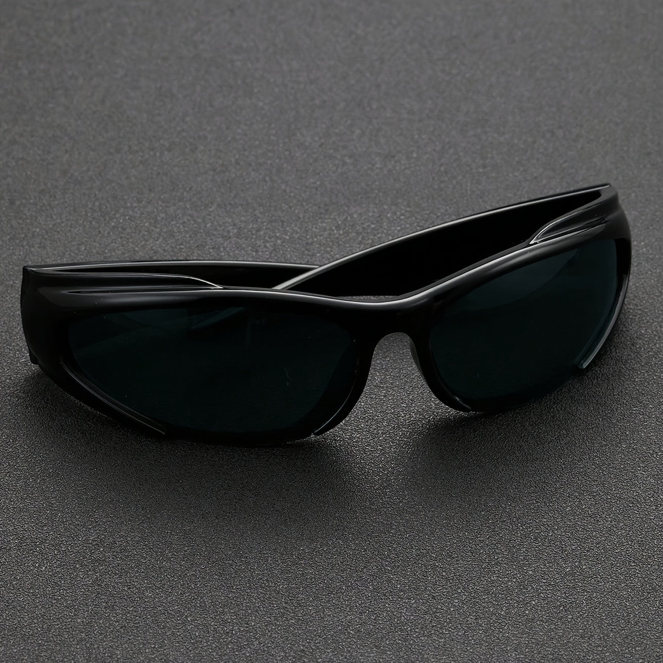 Męskie okulary przeciwsłoneczne | Wąski fason typu wraparound | Sportowy design oprawek | Casualowy, outdoorowy styl