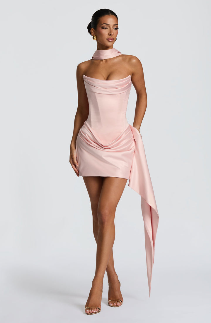 Damen Trägerloses Minikleid Mit Schal Ausschnitt Detail | Schaldetail