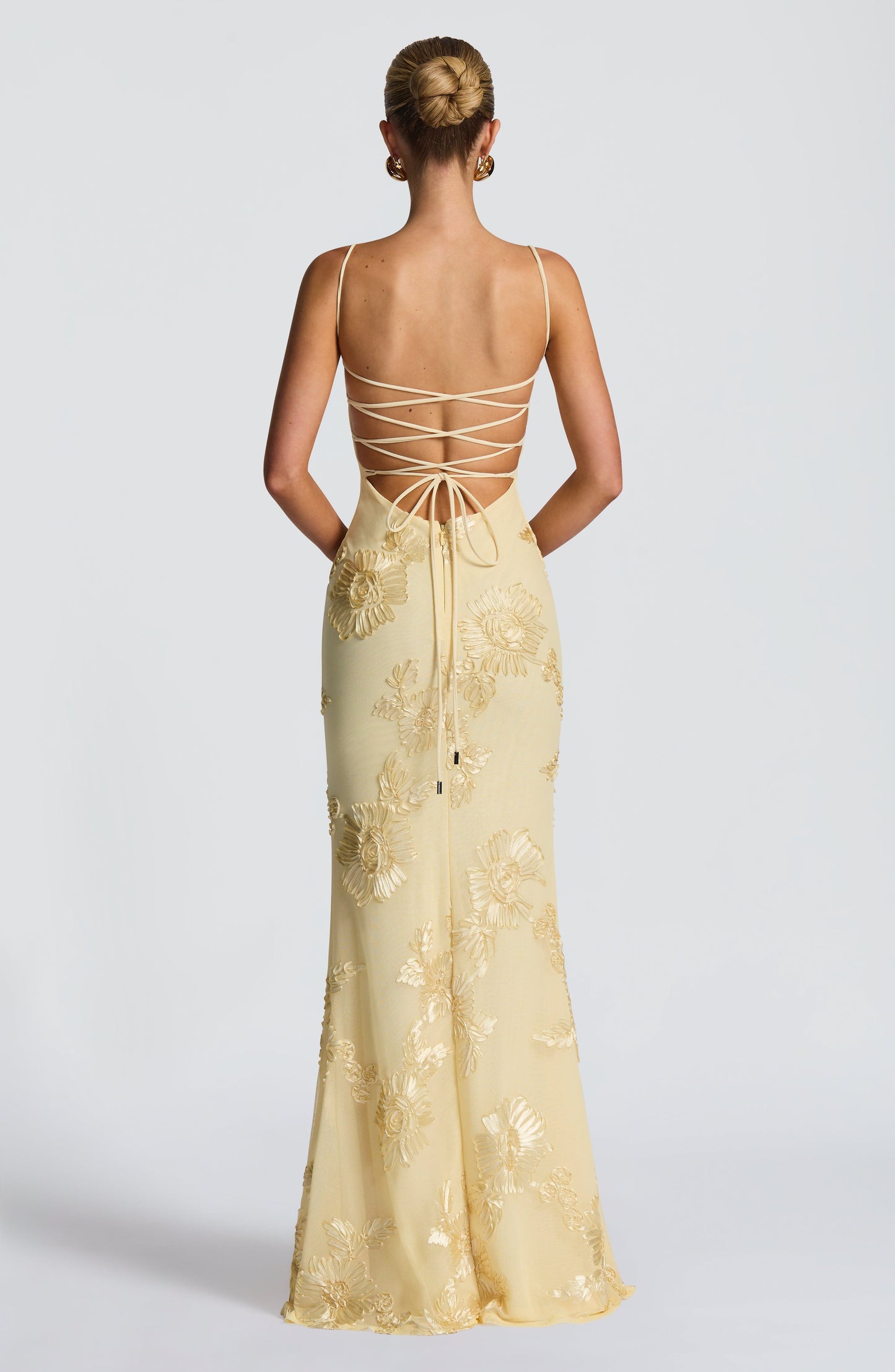 Dámské maxi šaty bez rukávů se srdíčkovým výstřihem | Přiléhavý střih